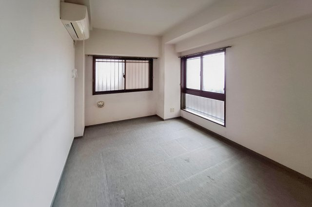 洋室：窓が複数あり、換気のしやすいお部屋です。