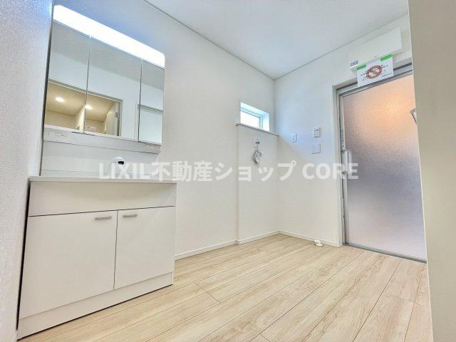ゆとりの洗面スペースで朝の身支度も快適スムーズに。鏡の裏にはたっぷりと収納スペースを標準装備！　