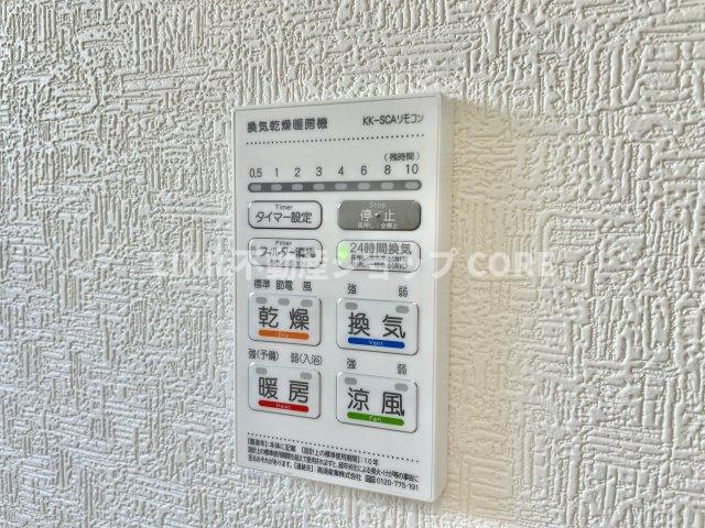 浴室乾燥機能で雨の日でも乾燥が可能。また、浴室内の湿気を排気し、カビの発生を抑えます　