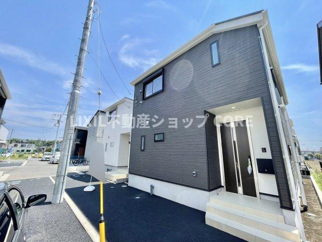 前面道路は閑静な住宅地をはしる車通りの少ない道路。お車の出し入れが苦手なママや小さなお子様にも安心　