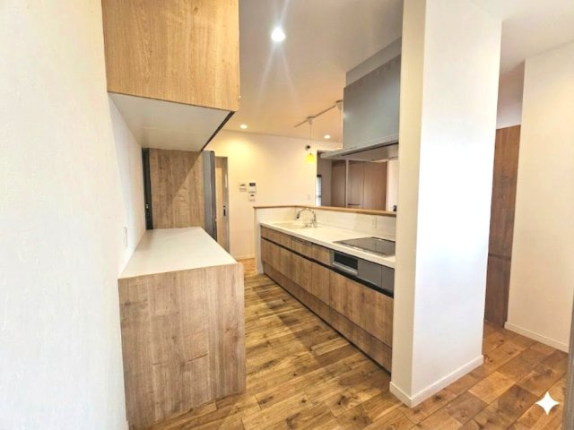 対面のシステムキッチンになっており、キッチン周辺の収納力もあります♪