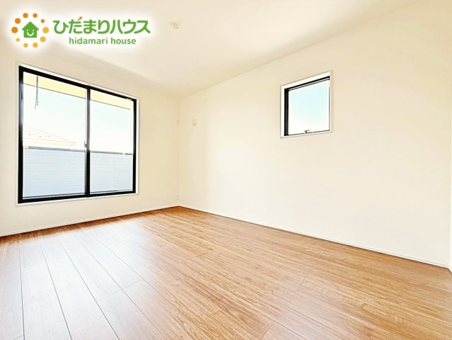 バルコニーに面していて、たっぷり光りの入る明るい主寝室です！