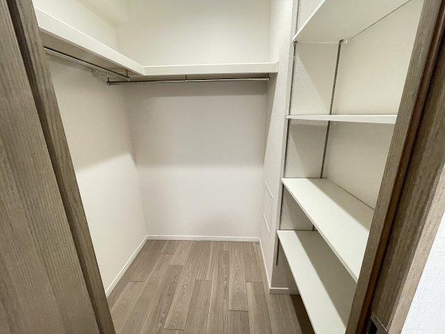 広々としたウォークインクローゼット付きで、大小様々な荷物が収納出来ます。　