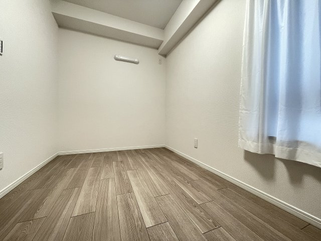 リビングから離れたお部屋は、静かに仕事をするのにもピッタリな空間です。　