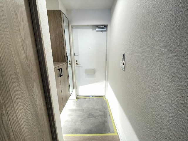 大きな鏡のついた玄関で、お出かけ前の身だしなみチェックもバッチリです。　