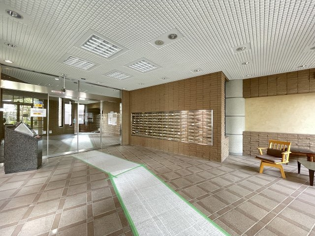 明るく広々としたエントランスが迎えてくれます。　