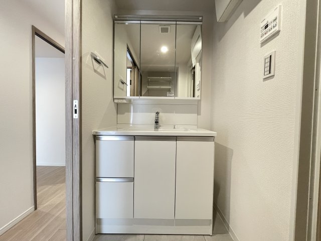 収納力もある明るい洗面台は、大量のストックもスッキリと片付きます。　