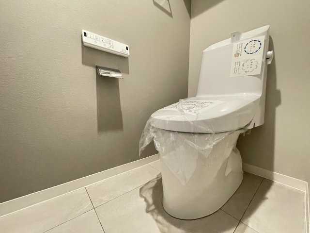 温水洗浄便座付きの清潔感あるトイレは、落ち着いた空間に。　
