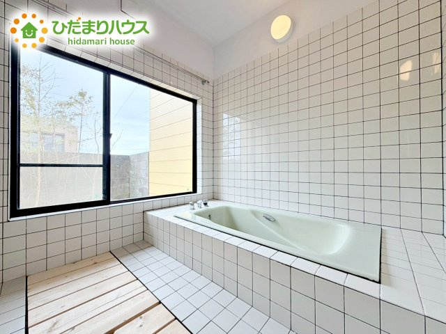 ゆったり浸かれる広々バスルーム♪お子様とも一緒に入れます(^^)/