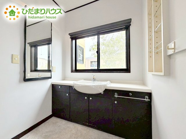 ワイドな独立洗面台には、ちょっとしたスキンケア用品などを置くのにも便利ですね(^^)/