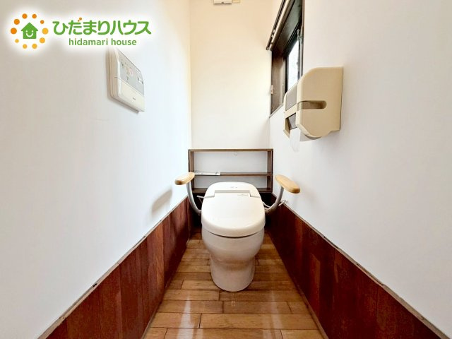 小窓が付いているので、トイレも明るい空間になっております♪
