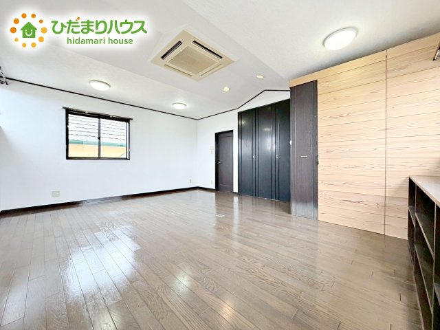 主寝室は広々していて安らげる空間に。大きな窓から光が差し込み、朝の目覚めも良さそう♪