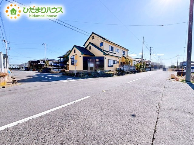 前面道路が広いため、駐車もすれ違いも楽々♪広いに越したことはありません！