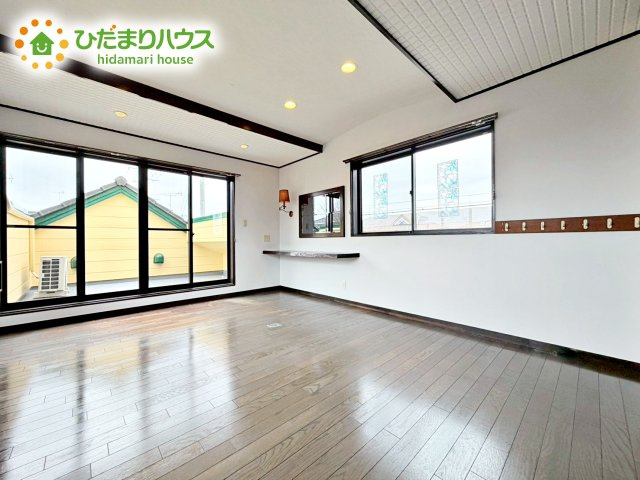 バルコニーに面している居室なので、自然と光が差し込みます。