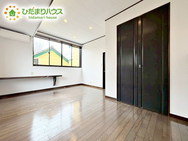 白を基調とした明るく爽やかな子ども室。自分の時間に集中できる、落ち着きのある居室です。学習机やベッドなどの家具もゆとりを持って配置できます。