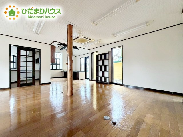洗練された空間にやわらかい光が差し込み、お気に入りの家具や小物が映えます。