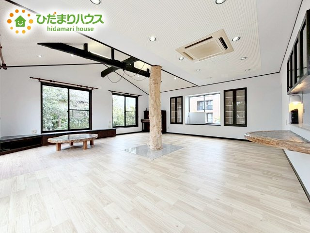 家族だんらんで、笑顔のたえない時間も増えそうな広々としたLDKが魅力です(^^)/窓も多くて明るい空間でくつろげます。