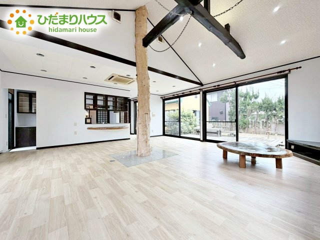 リビングの大きい窓からの光が入って開放的なレイアウト。明るい色の床なのでどんな家具にもマッチします☆彡