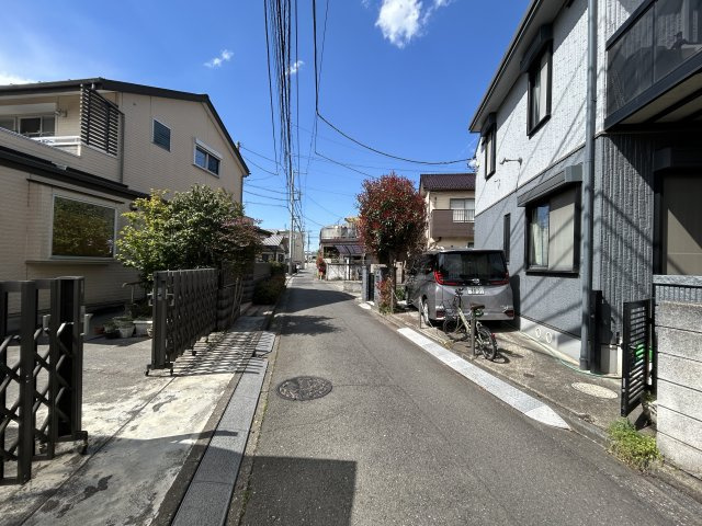 一方通行の前面道路で車通りが少なく、静かに過ごせます