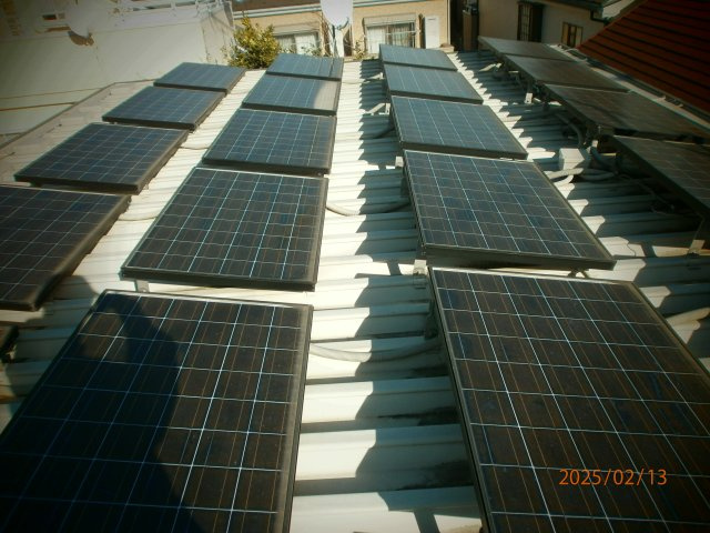 屋上には太陽光発電パネルが設置されています。蓄電池もあるので防災として◎