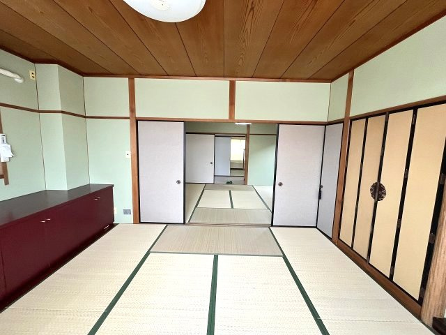 落ち着いた雰囲気の和室は障子から柔らかい光が差し込み心が安らぎます。