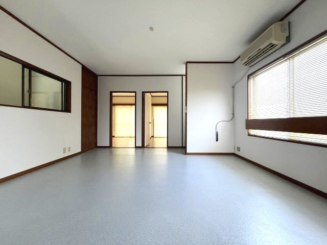 落ち着いた色合いのシンプルで使いやすい洋室です。