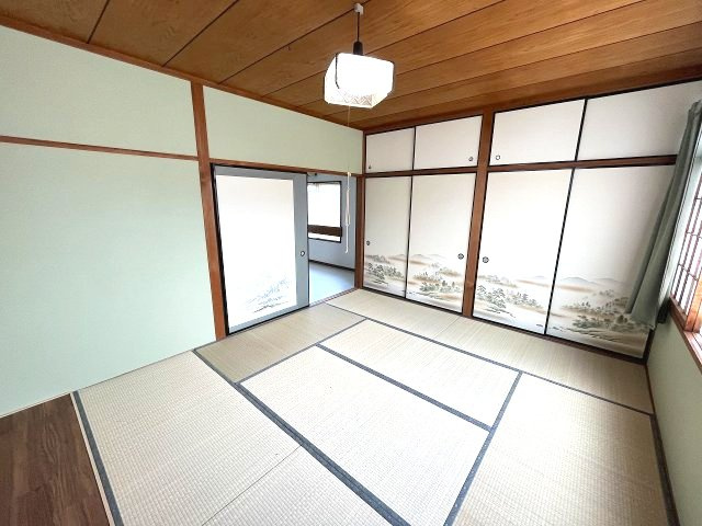 季節物の家電や家族の衣類などを収納するのに役立ちます
