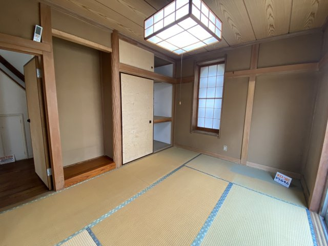 趣ある木目調の天井と床の間が目を引く、収納充実の落ち着いた和の空間