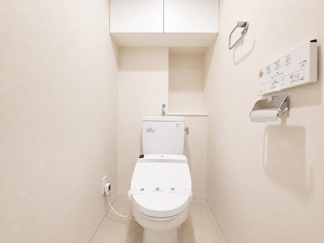 【トイレ】清潔感漂う、白を基調としたトイレ！温水洗浄便座で365日快適！