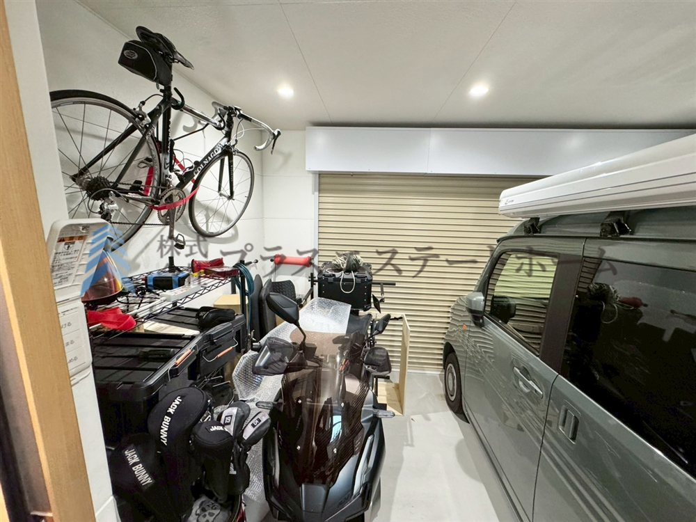 シャッター付きインナーガレージはバイクや自転車置場、趣味のお部屋にも♪