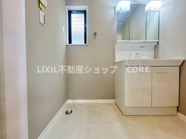 ホワイトを基調にまとめたパウダールームはホテルのような上質な気品あふれる空間を創造しております。
