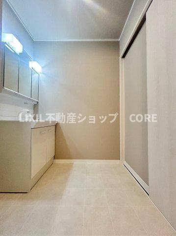 化粧品やティッシュボックス、歯ブラシなどもスッキリ収まりますよ！収納豊富な洗面化粧台になります。