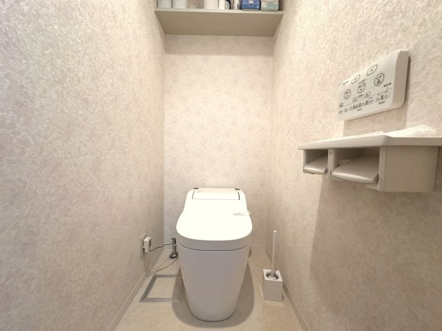 小物の収納にも便利な棚付きトイレ
