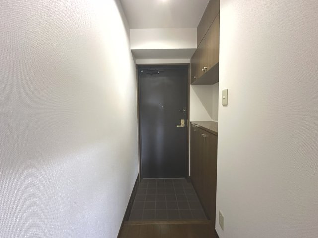 シューズ収納を備えた玄関スペース
