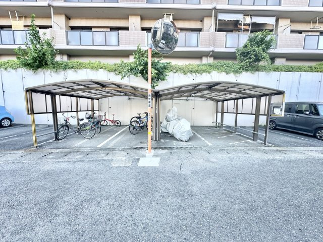 屋根付きの駐輪スペースを設置。雨の日にも使いやすい共用設備です。