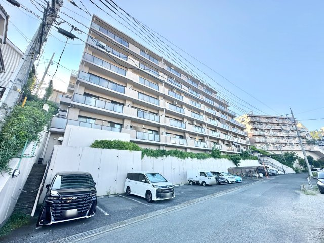 街並みに馴染む、落ち着いた色調のマンション外観