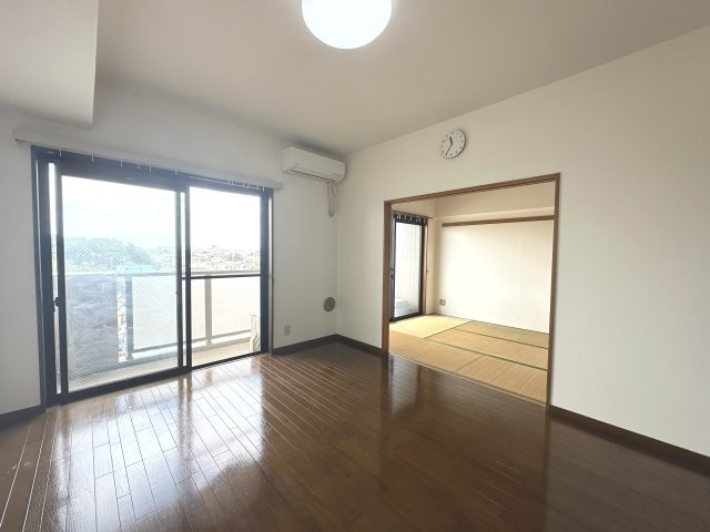 キッチン越しに家族の気配を感じられます