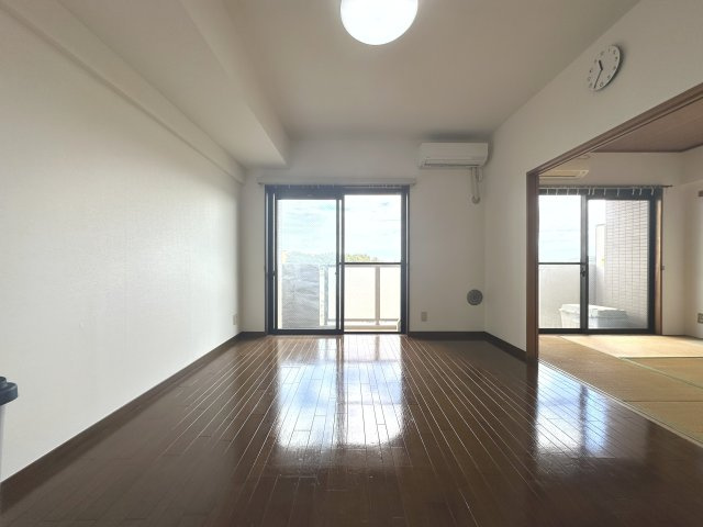 和室とつながるリビングダイニング