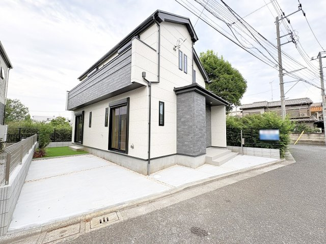 ガーデニングや家庭菜園を楽しめるお庭と1台分のカースペースを備えています。
