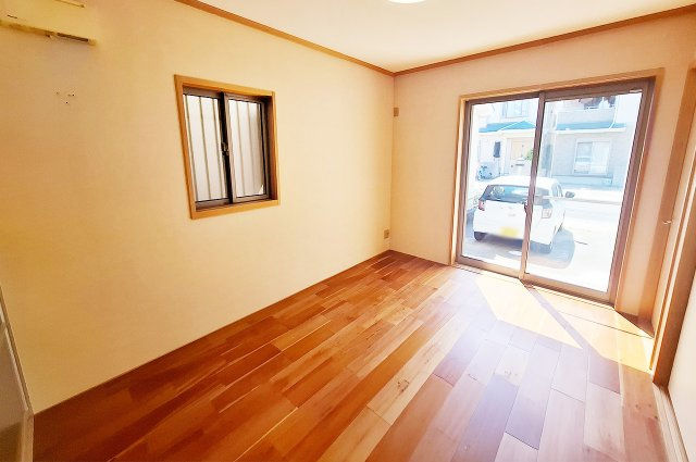 洋室1：大きな掃き出し窓のある2面採光で開放的なお部屋です。