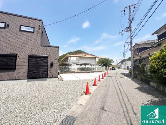 周辺は閑静な住宅街！前面道路広々で車の出し入れも便利です。駐車が苦手な方でも安心して車庫入れできます！