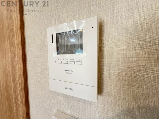訪問者が来たときにテレビ画面で確認できるため、安心してドアを開けられます。録画機能があるものもあり、留守中に来訪者を記録しておくことができます。利便性が高く、セキュリティ面でも安心です。