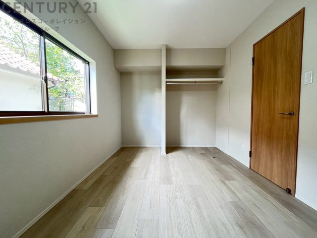 子供部屋…創造性や成長を促す遊びの空間を提供。学習や趣味に集中できる環境を整えます。個別のプライベートスペースは自己表現と自立心を育み、心地よい睡眠環境を整えリラックスできる場所を提供。