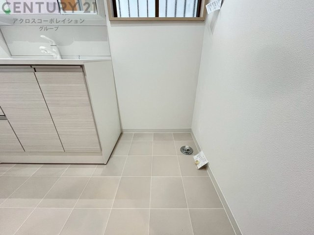 洗濯物の仕分け作業がしやすく、整理整頓が容易になります。洗濯音や湿気を他の部屋に持ち込まず、生活環境を快適に保ちます。上部を活用すれば収納スペースを確保でき洗剤や洗濯用品の整理もしやすくなります。