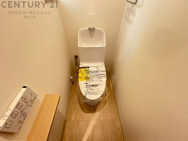 温水洗浄便座付トイレは温水洗浄機能により、暖かい水でおしりを洗浄することができ、冷たい水を使う従来の便座に比べ、温水洗浄機能で暖かいトイレを提供し、快適な使用を可能にします。