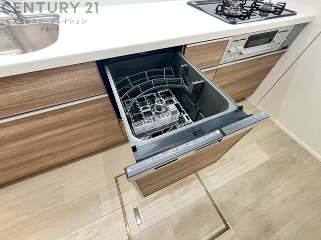 食器洗浄乾燥機は手洗いに比べて時間や労力を節約できます。また、高温のお湯で洗浄されるため、雑菌や細菌を殺菌する効果もあります。さらに、乾燥機能があるため、手で拭く手間も省け衛生的に保管できます。