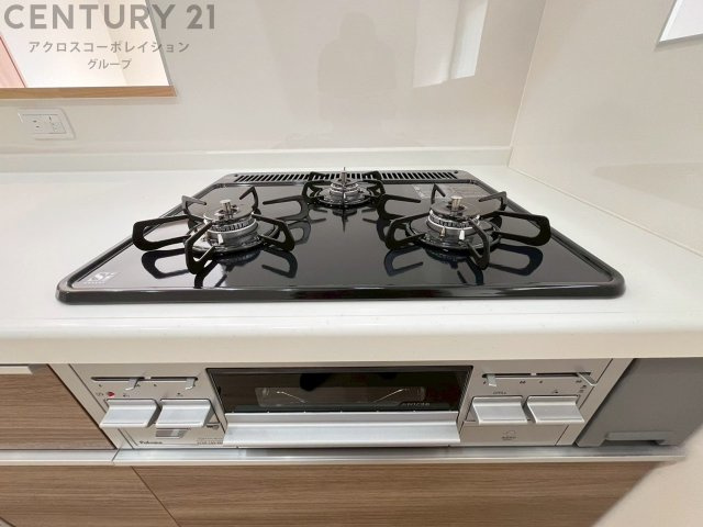 多数の調理器具を同時に使用でき、料理の効率化が可能。省エネで節約になり、様々な料理スタイルに適応できます。また、火力調整が独立しており、手入れや掃除もしやすく、今よりもっとお料理が楽しくなるかも。