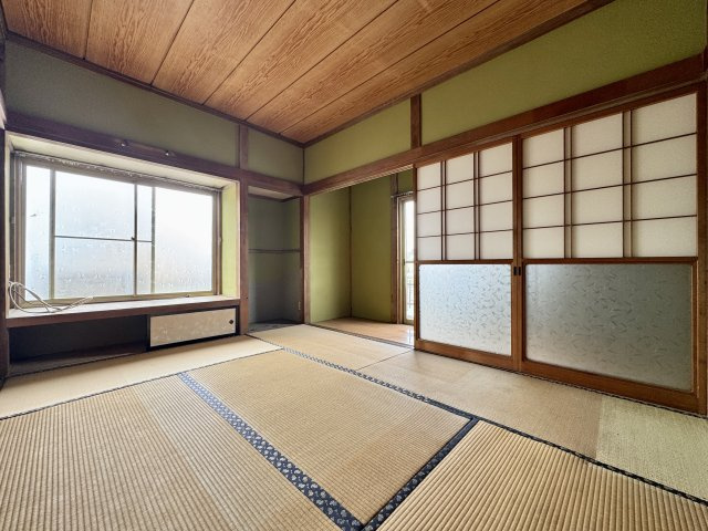1F　こちらも約6帖の和室で窓があり明るく押入れも備わっております。