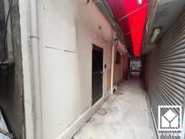 室内洗濯機置場がございますので、天候に左右されず洗濯していただけます。