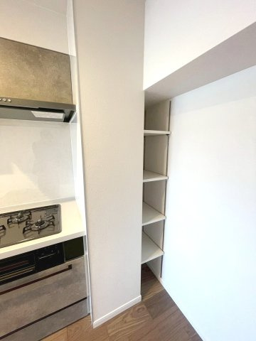 キッチン横の隙間には、便利な収納棚付き
